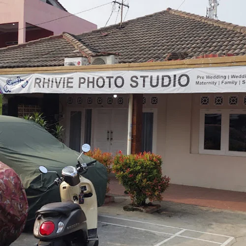 Gambar pada sumber untuk Rhivie Self Photo Studio