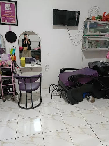Gambar pada sumber untuk Aqis Salon