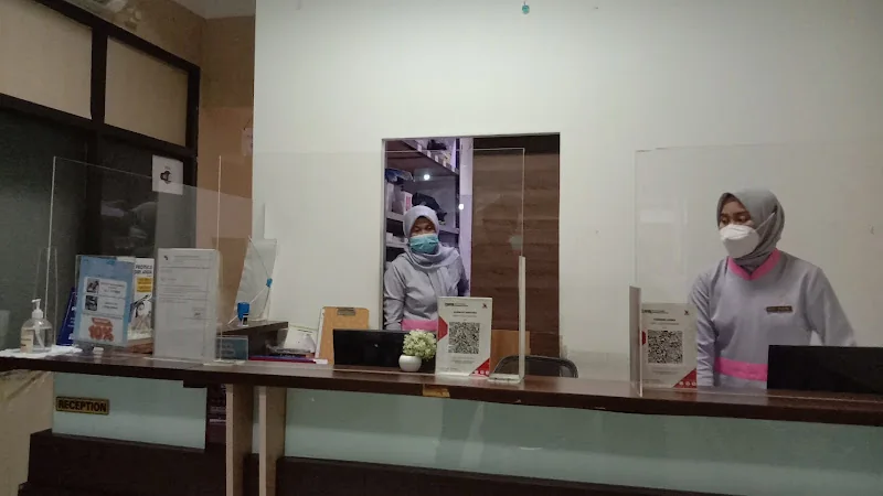 Gambar pada sumber untuk YoungerLooks Clinic
