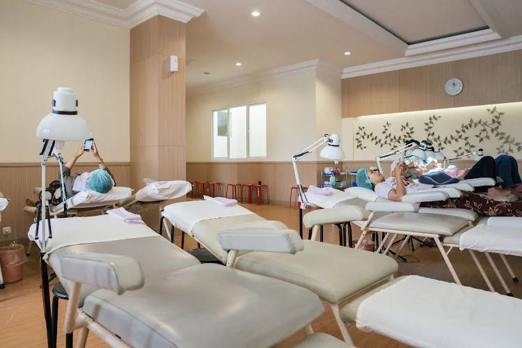 Gambar pada sumber untuk Eva Mulia Clinic